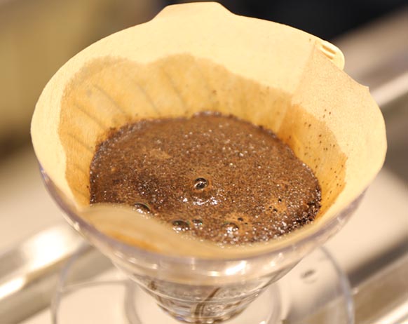 コーヒー豆を15g計量する